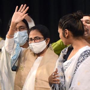 Mamata ups efforts for anti-BJP front without Cong