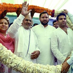 Sharad Yadav merges his party with RJD