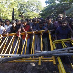 Mahinda supporters attack anti-govt protesters, 23 hurt