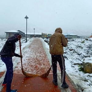 Snowfall halts pilgrims on way to Kedarnath, Yamunotri