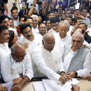 Gehlot backs Kharge, says Tharoor 'elite class'