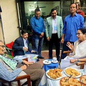 Mamata hands over land docu to Amartya Sen, ends row