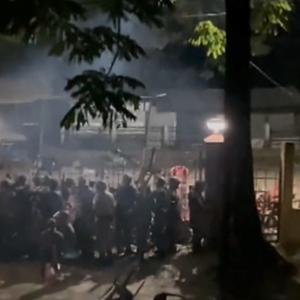 Mob attacks Meghalaya CM's office, 5 cops injured
