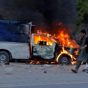 Warrants against Imran Khan scrapped amid showdown