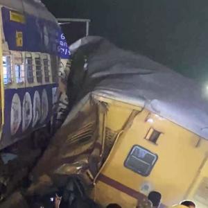 14 killed, 50 hurt as 2 passenger trains collide in AP
