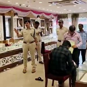 Gold worth Rs 20 cr looted from Delhi jewellery shop