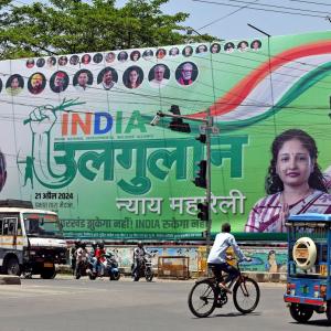 Empty chairs on stage for Soren, Kejriwal at mega INDIA rally