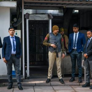 After 5-hour drama, cops serve notice to Kejriwal