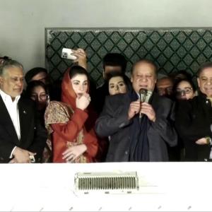 Nawaz Sharif invites rival parties to form govt in Pak