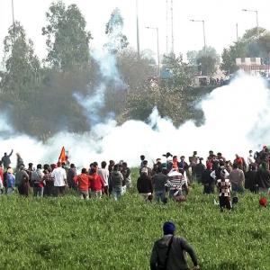 Farmers forcibly move barricades, cops fire tear gas