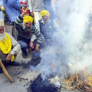 Farmers won't cremate dead protester till case booked