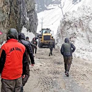 Avalanche Hits Sonamarg: Tourists Stranded