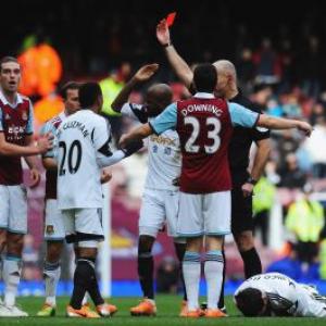 Carroll controversially sent off as West Ham thump Swansea