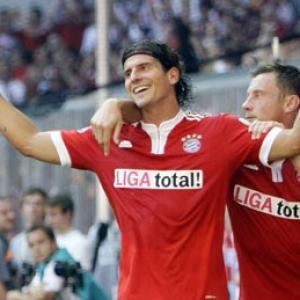Gomez helps Bayern draw Bremen