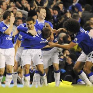 Everton draw with Spurs after Defoe penalty miss