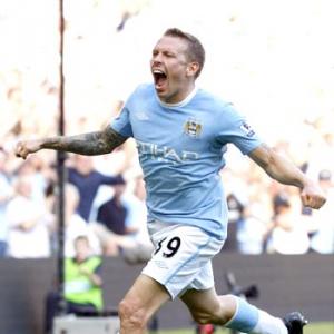 Man City sink Arsenal, late win for Chelsea