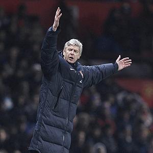 Wenger slams Old Trafford pitch