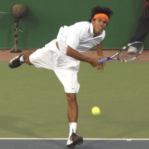 Somdev eases into quarter-finals of Delhi Open