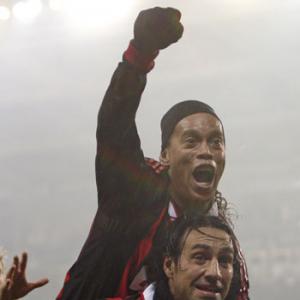 Ronaldinho's treble sinks Siena, Juve lose