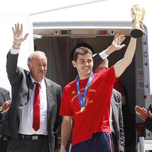 Spain land in Madrid with Cup to start festivities