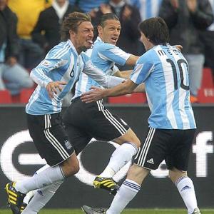 Heinze header helps Argentina down Nigeria