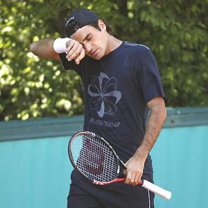 Hewitt stuns Federer in Halle final