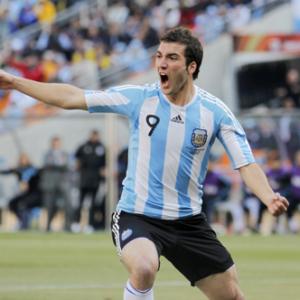 Higuain hat-trick propels Argentina to 4-1 win