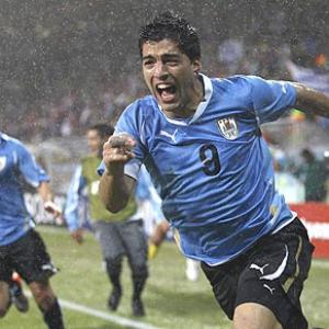 Suarez double puts Uruguay into last eight