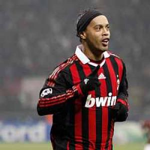 Ronaldinho close to Milan exit