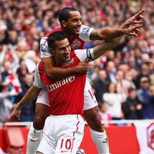 Van Persie double fires Arsenal to victory