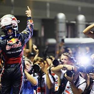 Vettel storms to Singapore win, on verge of re-writing history