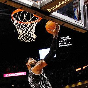 NBA: James leads Heat into playoffs, Spurs crush Thunder