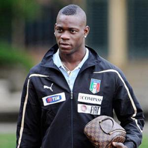 City's Balotelli in fresh row over 'unjustified' fine