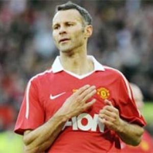 Giggs extends Man United contract for another year