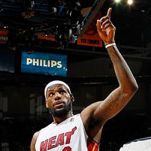 NBA: LeBron helps Miami turn heat on Bucks