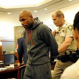 Boxer Mayweather enters jail for domestic violence term