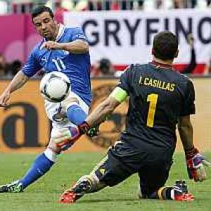 Strikerless Spain held to 1-1 draw by Italy