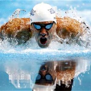 Phelps turns tables on Lochte to win 200m freestyle
