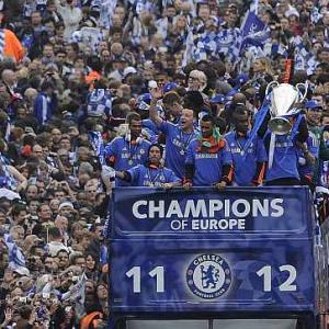 Photos: London turns blue as Champions Chelsea return