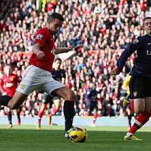 Man United go top as Van Persie haunts Arsenal