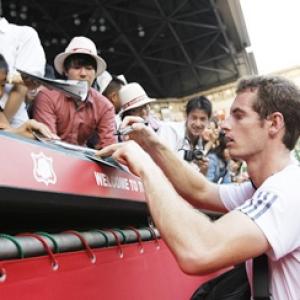 Racquets smashed as Murray wins in Tokyo