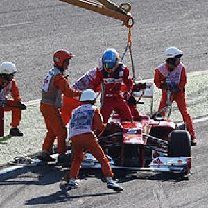 Alonso crashes out of Japanese GP