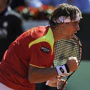 Ferrer holds off Isner to put Spain in final