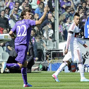 Fiorentina hold Milan in fight for Champions League place