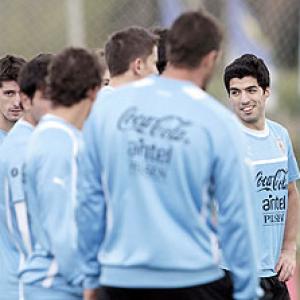 Uruguay back 'persecuted' Suarez