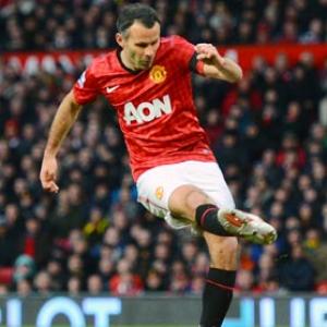 Giggs on target as Manchester United scent 20th league title