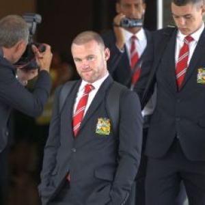 Man United's Rooney out for a month with injury