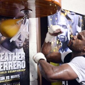 Mayweather calm in face of 'woman beater' taunts