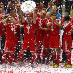 PIX: Bayern lift Bundesliga trophy