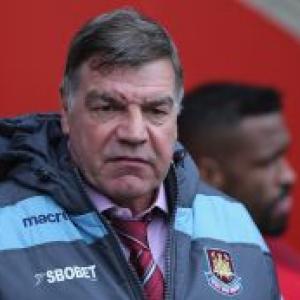 West Ham manager Allardyce signs new two-year deal